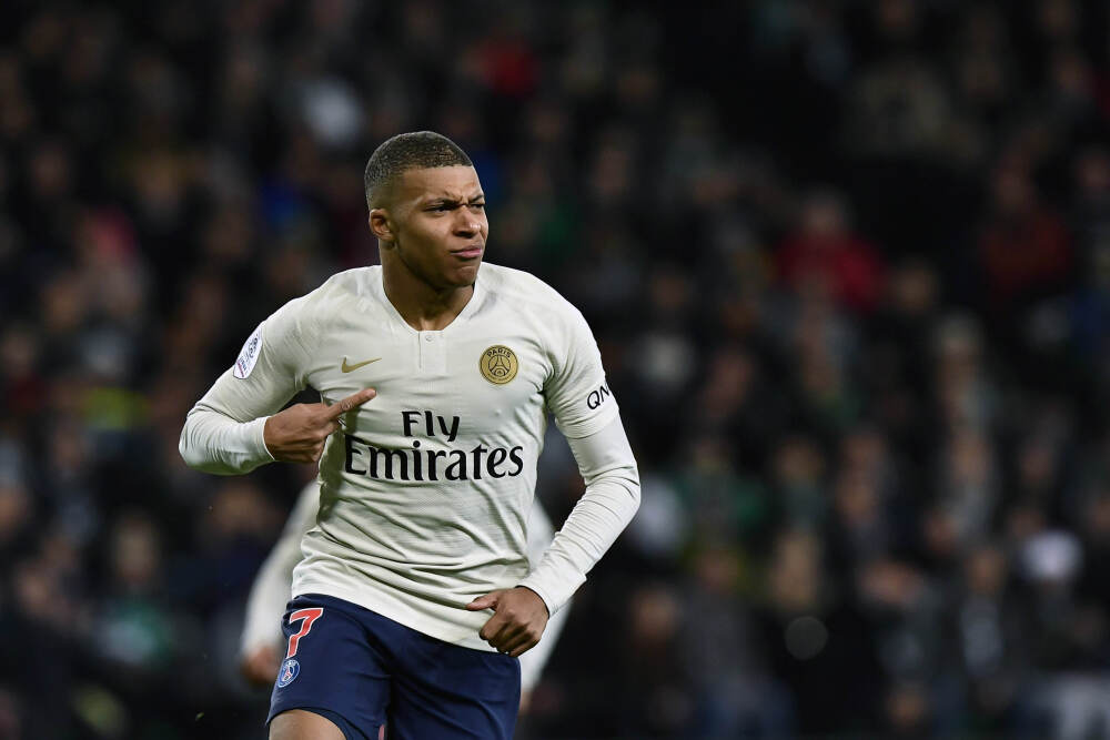 余华新作评分遭遇滑铁卢 文学“顶流”也需要祛魅丨新闻两点论